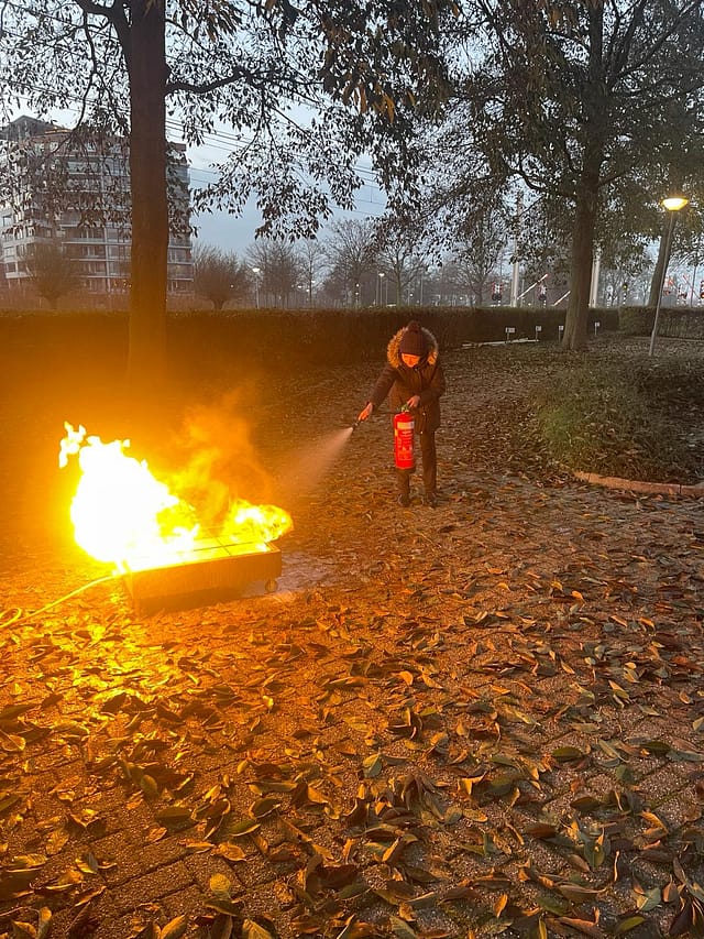vrouw die brand blust